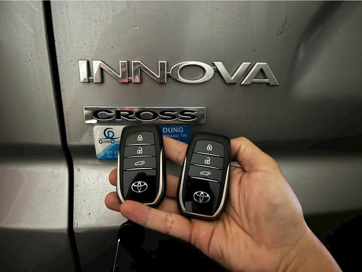 Làm chìa khóa xe Toyota Innova